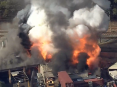 Moradores forçados a entrar enquanto ocorre um grande incêndio em uma bateria Moradores forçados a entrar enquanto ocorre um grande incêndio em uma bateria