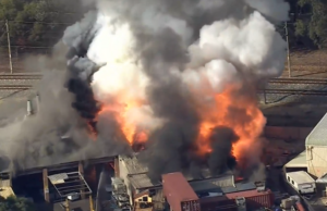 Moradores forçados a entrar enquanto ocorre um grande incêndio em uma bateria Moradores forçados a entrar enquanto ocorre um grande incêndio em uma bateria