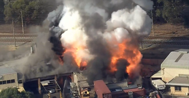 Moradores forçados a entrar enquanto ocorre um grande incêndio em uma bateria
