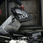 Moradores inspecionam danos causados ​​por drones perto do aeroporto de Erbil