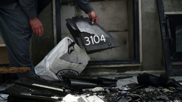 Moradores inspecionam danos causados ​​por drones perto do aeroporto de Erbil
