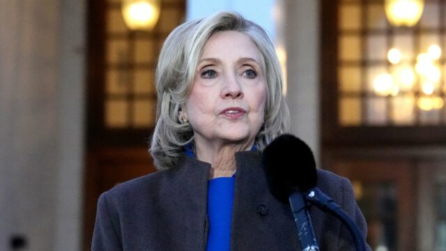 'Morning Joe': Hillary Clinton pede ao Congresso que controle Trump antes que ele cause 'danos irreparáveis' | Vídeo
