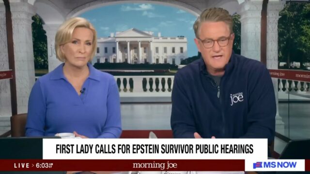 'Morning Joe' questiona conferência de imprensa 'Beyond Bizarre' Epstein de A primeira-dama Melania Trump fala na Casa Branca em 9 de abril de 2026. (Mandel NGAN/AFP via Getty Images)