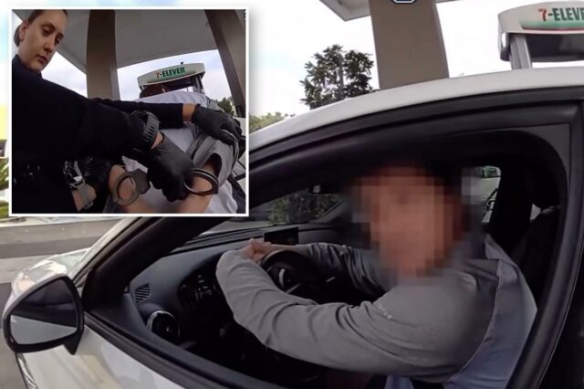 Um policial prendendo um motorista em um posto de gasolina 7-Eleven.