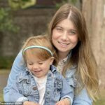 Rebecca Ableman, 30, estava com a filha Autumn, de dois anos, no vilarejo de Willingham, Cambridgeshire, em setembro de 2022, quando recebeu o golpe fatal na cabeça