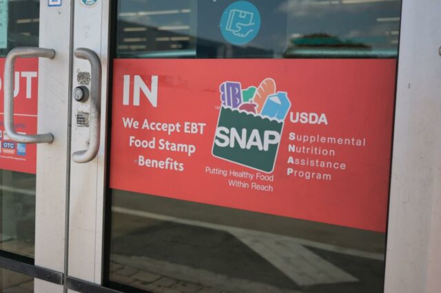 Motoristas de Ferrari com vale-refeição – como os estados ajudam os golpistas a jogar o bem-estar
