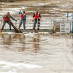 Motoristas do meio-oeste presos em ruas inundadas após tornados destrutivos, chuvas recordes
