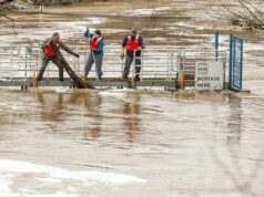 Motoristas do meio-oeste presos em ruas inundadas após tornados destrutivos, chuvas recordes Motoristas do meio-oeste presos em ruas inundadas após tornados destrutivos, chuvas recordes