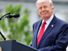 Muitos perguntaram se Trump está a ganhar financeiramente com a Guerra do Irão. Peter Hartcher responde O presidente Donald Trump com o rei Charles durante um jantar de Estado nos EUA em maio
