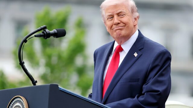 O presidente Donald Trump com o rei Charles durante um jantar de Estado nos EUA em maio