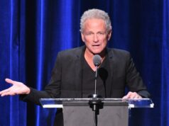 Mulher acusada de perseguir e atacar Lindsey Buckingham, do Fleetwood Mac, é presa Mulher acusada de perseguir e atacar Lindsey Buckingham, do Fleetwood Mac, é presa