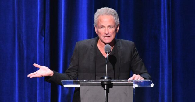 Mulher acusada de perseguir e atacar Lindsey Buckingham, do Fleetwood Mac, é presa
