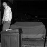 Uma figura mascarada foi vista subindo pelos telhados de casas geminadas na calada da noite