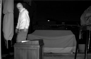 Mulher checou a câmera noturna em busca de guaxinins e viu o pior pesadelo de cada proprietário olhando para ela Uma figura mascarada foi vista subindo pelos telhados de casas geminadas na calada da noite