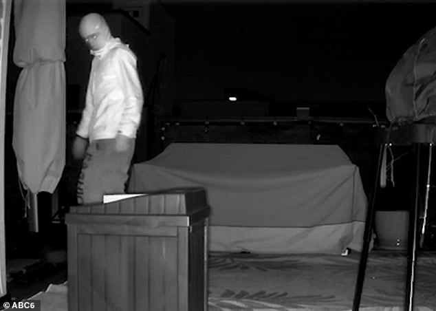 Mulher checou a câmera noturna em busca de guaxinins e Uma figura mascarada foi vista subindo pelos telhados de casas geminadas na calada da noite