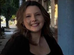 Mulher de 19 anos de Oklahoma morre após se inclinar para fora da janela do carro e cair na rodovia interestadual Lani Hicks. Crédito: Facebook