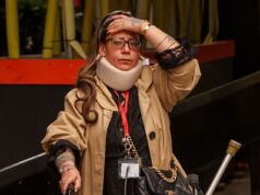 Mulher ‘descontrolada’, 50 anos, que ‘bateu no vizinho com muleta depois de cortar suas glicínias’ é considerada culpada de dano criminal Atidel Boutara Cook (foto), que compareceu ao tribunal com o que parecia ser um andador vermelho, foi instruída duas vezes pelo juiz distrital Oliver para não interromper enquanto seus vizinhos prestavam depoimento