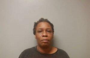 Mulher do Arkansas presa após se recusar a devolver quase US $ 20 mil que recebeu por engano ao empregador: polícia Mulher do Arkansas presa após se recusar a devolver quase US $ 20 mil que recebeu por engano ao empregador: polícia