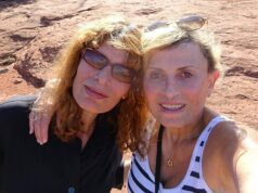 Mulher esfaqueou a irmã do diretor de cinema até a morte e levou seu relógio Rolex de ouro incrustado de diamantes, disse o julgamento do assassinato Nancy Pexton (à esquerda) com a irmã Jennifer Abbott em foto tirada nos EUA, compartilhada nas redes sociais