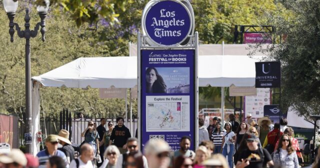 Multidões lotam o campus da USC no dia de abertura do LA Times Festival of Books
