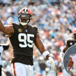 O jogador de futebol americano dos Browns, Myles Garrett, de uniforme e com os braços estendidos.