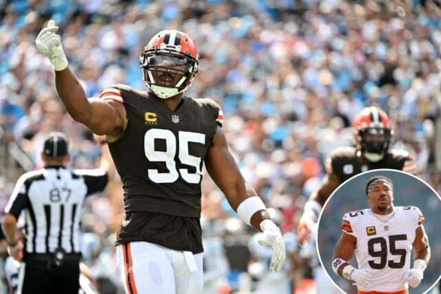 Myles Garrett custou US $ 1 milhão com uma curiosa O jogador de futebol americano dos Browns, Myles Garrett, de uniforme e com os braços estendidos.