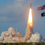 O foguete lunar Artemis II da NASA decola do Centro Espacial Kennedy.