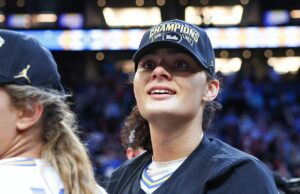 NCAA enfrenta fortes críticas no torneio feminino por causa do estranho momento do troféu NCAA enfrenta fortes críticas no torneio feminino por causa do estranho momento do troféu