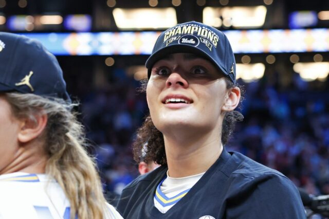 NCAA enfrenta fortes críticas no torneio feminino por causa do estranho momento do troféu
