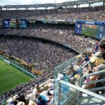 Estádio MetLife lotado durante a final da Copa do Mundo de Clubes da FIFA de 2025 entre Chelsea FC e Paris Saint-Germain, com placares mostrando o Chelsea vencendo por 3 a 0.