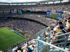 NJ Transit anuncia oficialmente passagens de trem de ida e volta exorbitantes de US$ 150 para jogos da Copa do Mundo Estádio MetLife lotado durante a final da Copa do Mundo de Clubes da FIFA de 2025 entre Chelsea FC e Paris Saint-Germain, com placares mostrando o Chelsea vencendo por 3 a 0.