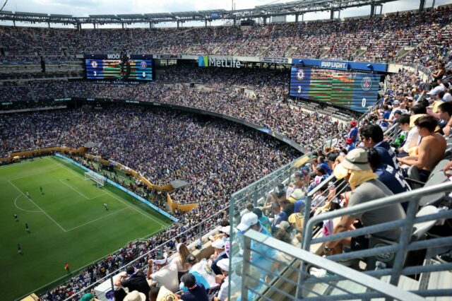 Estádio MetLife lotado durante a final da Copa do Mundo de Clubes da FIFA de 2025 entre Chelsea FC e Paris Saint-Germain, com placares mostrando o Chelsea vencendo por 3 a 0.