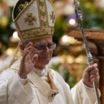 Papa Leão XIV depois de liderar as ondas da Vigília Pascal dentro da Basílica de São Pedro, no Vaticano.