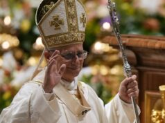 Na vigília pascal, o Papa Leão exorta o mundo a não ficar insensível à guerra Papa Leão XIV depois de liderar as ondas da Vigília Pascal dentro da Basílica de São Pedro, no Vaticano.