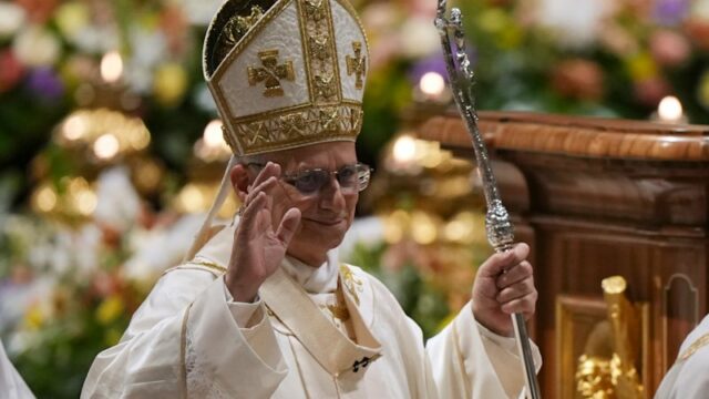 Na vigília pascal, o Papa Leão exorta o mundo a Papa Leão XIV depois de liderar as ondas da Vigília Pascal dentro da Basílica de São Pedro, no Vaticano.