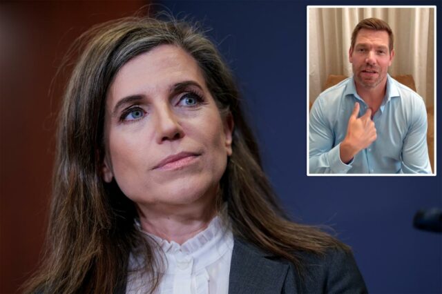 A deputada norte-americana Nancy Mace olhando para cima e para a esquerda.