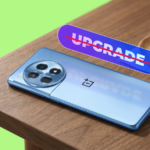 Google Pixel 2 XL com um gato preto na tela inicial