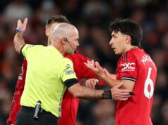 ‘Não é uma ação de futebol’ – o veredicto de Mark Clattenburg sobre o polêmico cartão vermelho de Lisandro Martinez contra o Leeds 'Não é uma ação de futebol' - o veredicto de Mark Clattenburg sobre o polêmico cartão vermelho de Lisandro Martinez contra o Leeds