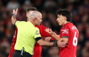 ‘Não é uma ação de futebol’ – o veredicto de Mark Clattenburg sobre o polêmico cartão vermelho de Lisandro Martinez contra o Leeds 'Não é uma ação de futebol' - o veredicto de Mark Clattenburg sobre o polêmico cartão vermelho de Lisandro Martinez contra o Leeds