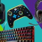 Controlador Xbox preto com design e personagens do labirinto Pac-Man.