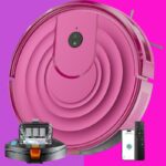 Aspirador robótico rosa, base de limpeza separada, smartphone mostrando o aplicativo e controle remoto.