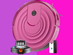 Não pode comprar um Roborock? Este aspirador de $ 99 é um forte concorrente e significativamente mais barato Aspirador robótico rosa, base de limpeza separada, smartphone mostrando o aplicativo e controle remoto.