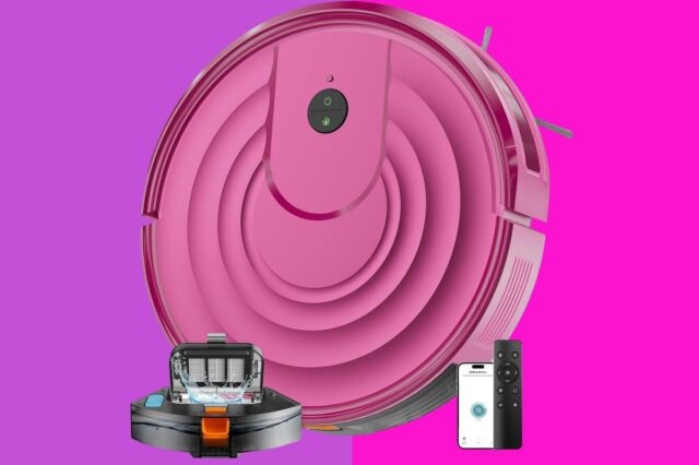 Aspirador robótico rosa, base de limpeza separada, smartphone mostrando o aplicativo e controle remoto.