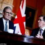 Keir Starmer e Lord Robertson retratados em 2024 em Downing Street