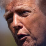 Uma ponte atingida por ataques aéreos dos EUA na quinta-feira é vista na cidade de Karaj, a oeste de Teerã, Irã, sexta-feira, 3 de abril de 2026. (AP Photo/Vahid Salemi)