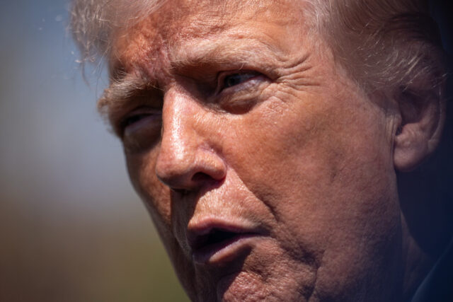 Não presuma que Trump irá TACO sobre as ameaças de Uma ponte atingida por ataques aéreos dos EUA na quinta-feira é vista na cidade de Karaj, a oeste de Teerã, Irã, sexta-feira, 3 de abril de 2026. (AP Photo/Vahid Salemi)