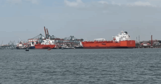 Navios com destino ao Paquistão passam pelo Estreito de Ormuz
