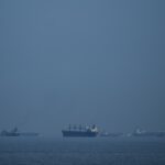 Navios da Marinha dos EUA cruzam o Estreito de Ormuz pela primeira vez em semanas em meio a frágeis negociações de paz com o Irã, diz relatório