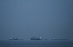 Navios da Marinha dos EUA cruzam o Estreito de Ormuz pela primeira vez em semanas em meio a frágeis negociações de paz com o Irã, diz relatório Navios da Marinha dos EUA cruzam o Estreito de Ormuz pela primeira vez em semanas em meio a frágeis negociações de paz com o Irã, diz relatório