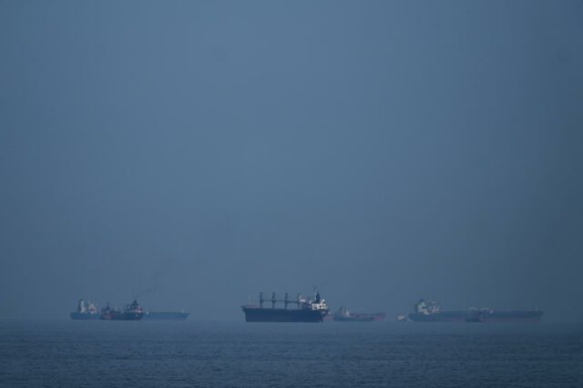 Navios da Marinha dos EUA cruzam o Estreito de Ormuz pela primeira vez em semanas em meio a frágeis negociações de paz com o Irã, diz relatório
